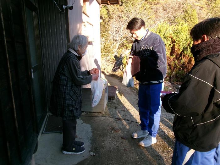 町切地区でお節を配付する生徒たち