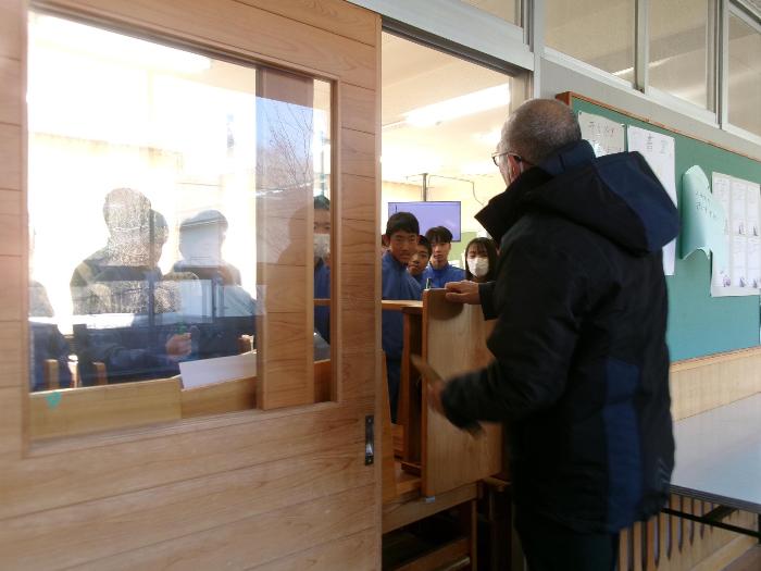 不審者に対してバリケードをつくり身を守ろうとする生徒