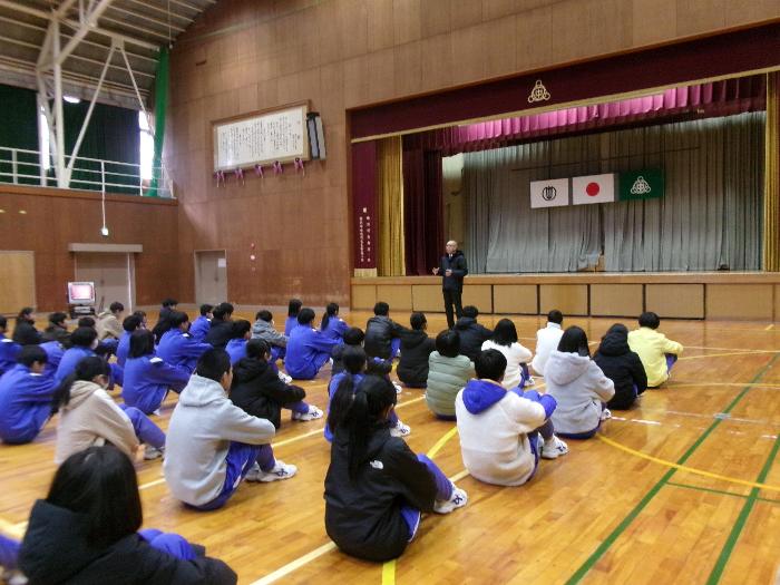 訓練後に体育館で警察署の方の話を聞く全校生徒