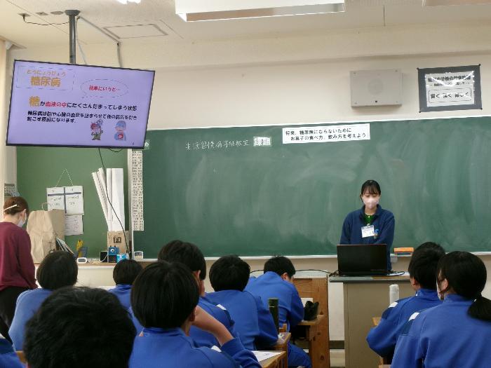 教室で2年生に生活習慣病について話をする保健師
