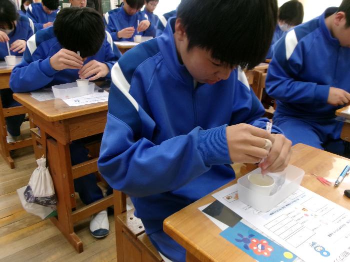 砂糖水とレモン水を比較する生徒たち