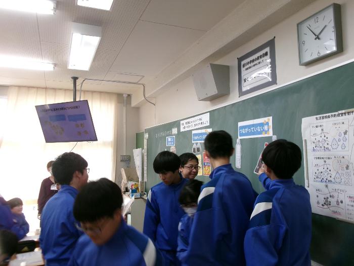 講義を受けて話し合って糖を分類する生徒たち