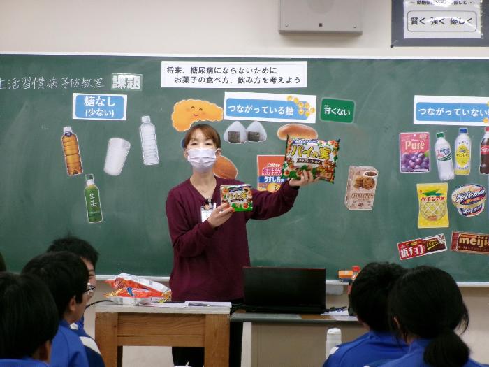 おやつのとり方について説明する栄養士