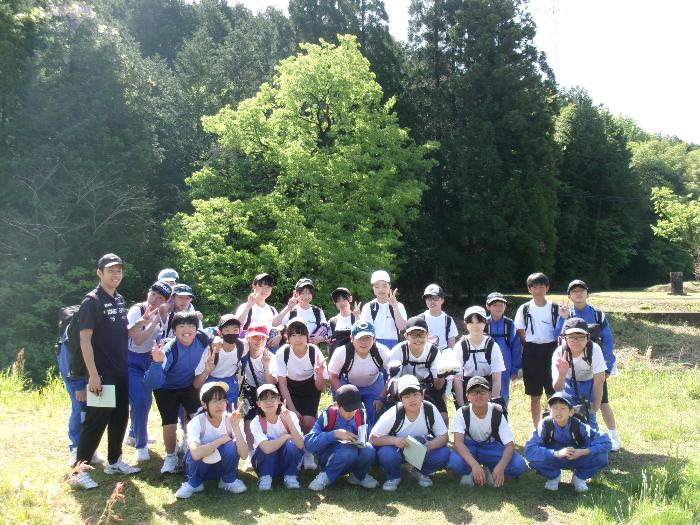 長瀞のひとつばたごの前で集合写真を撮る1年生