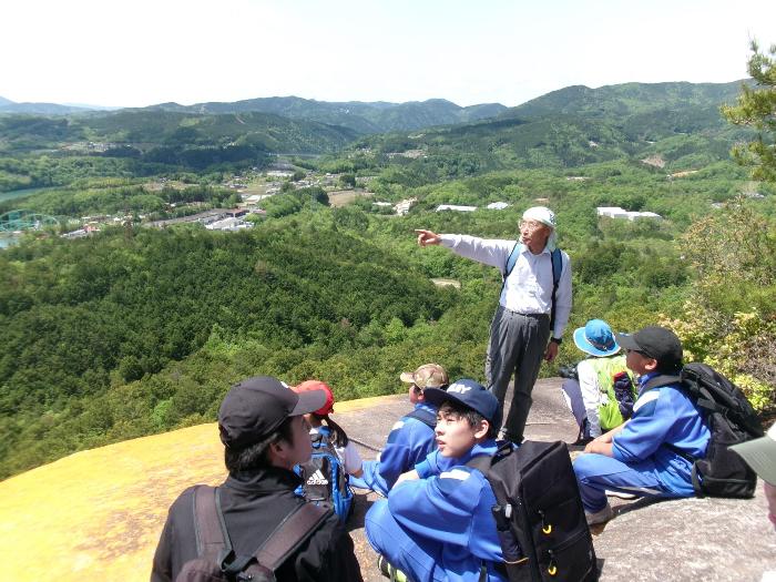 紅岩の頂上で地域を見渡す1年生