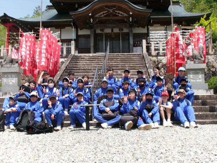 天祐稲荷にて集合写真を撮る1年生