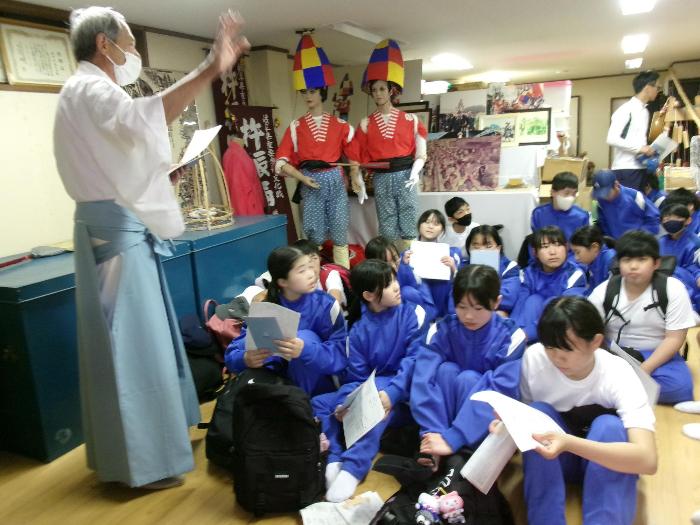 安弘見神社にて杵振りについて話を聞く1年生
