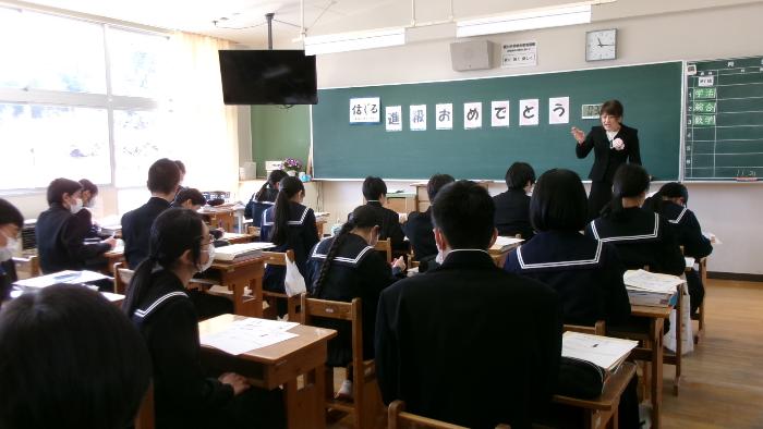 新3年生の前で担任第一声を行う教師