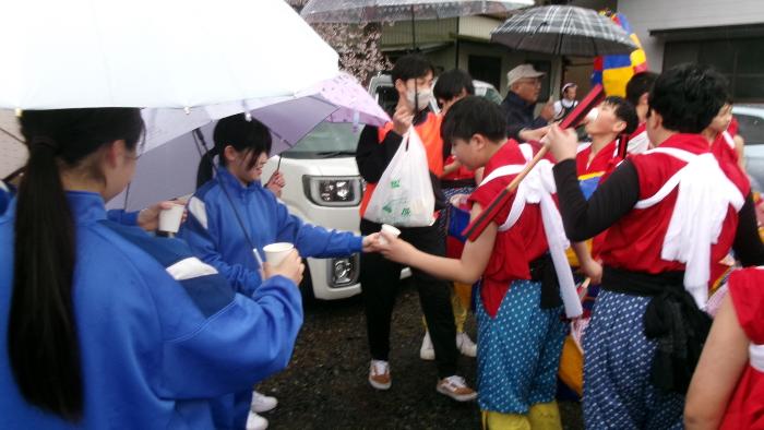 踊る上級生に水分補給するサポート役の1年生