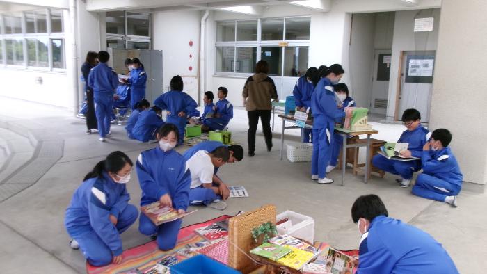コミュニティで並べられた本を手にして本を楽しむ生徒たち