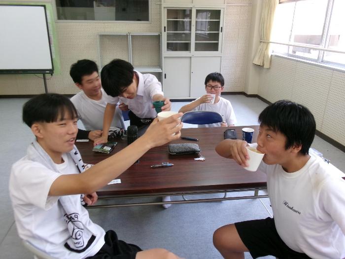 岡庭先生特性の梅ジュースを飲む参加者