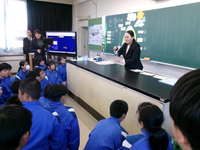 2年理科の授業で、模擬実験をする教師とそれを見つめる生徒