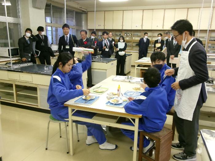 きずな学級生活単元の授業で、自分たちの作ったケーキを食べる生徒