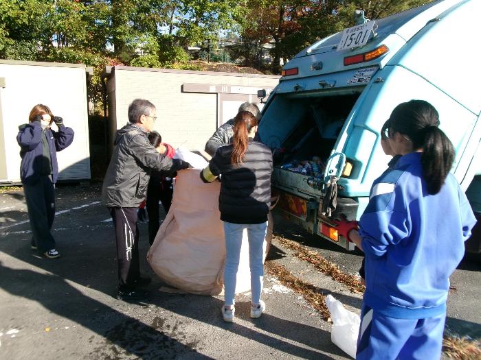 アルミ缶回収をする生徒と保護者