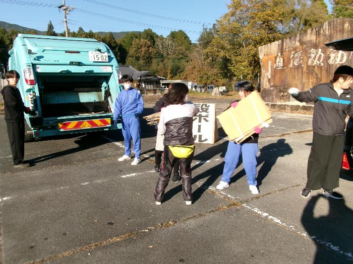 段ボールを回収する生徒と保護者