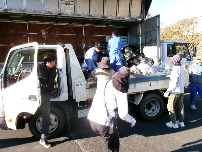 古着を回収する生徒と保護者