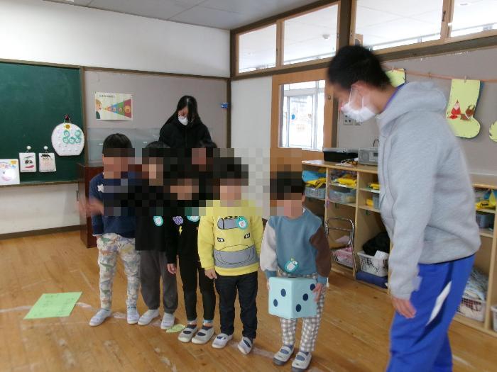 4歳児クラスで巨大すごろくで遊ぶ園児と3年生