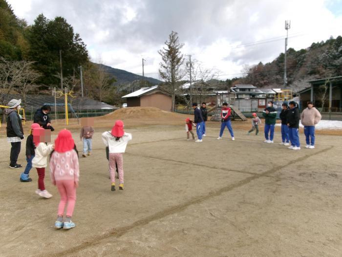 5歳児クラスでドッヂボールをして遊ぶ園児と3年生