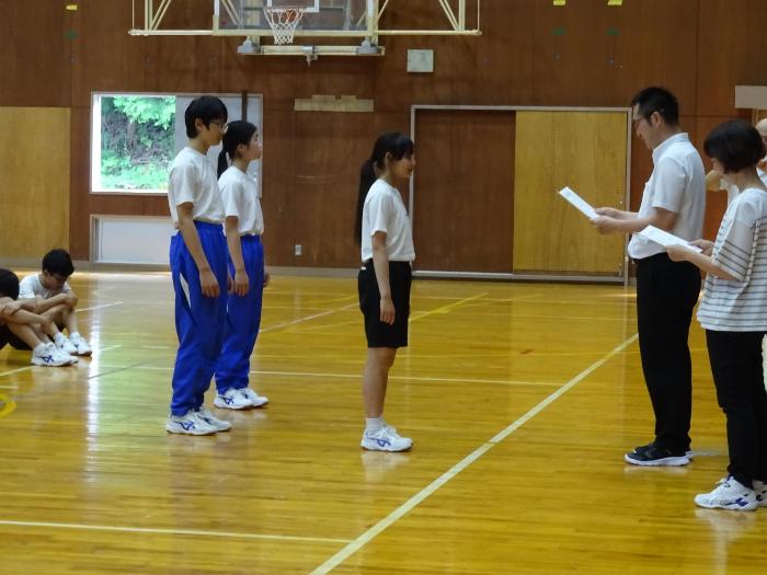校長から賞状を受け取る歯の優良生徒代表