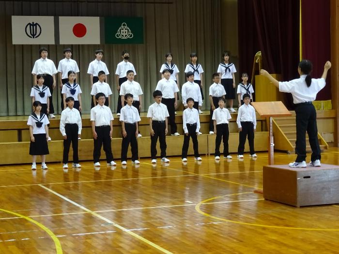 合唱交流会トップバッターで歌う1年生