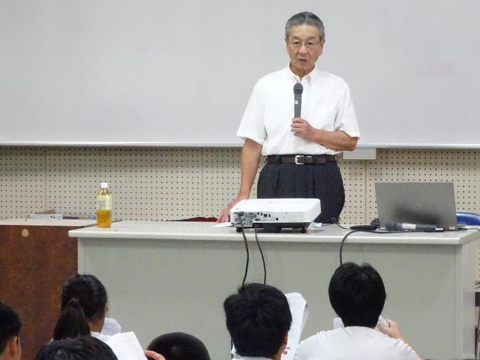 生徒の前で杵振りの話をする山田さん