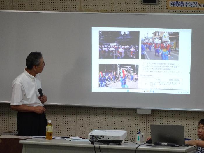 貴重な史料を示しながら説明する山田さん
