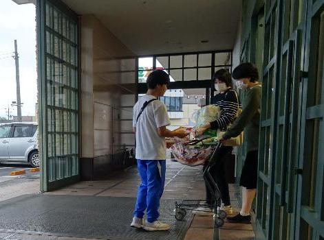 ルビットタウンでチラシを配る2年生