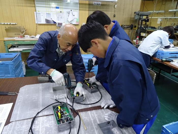 製造業で仕事をする生徒