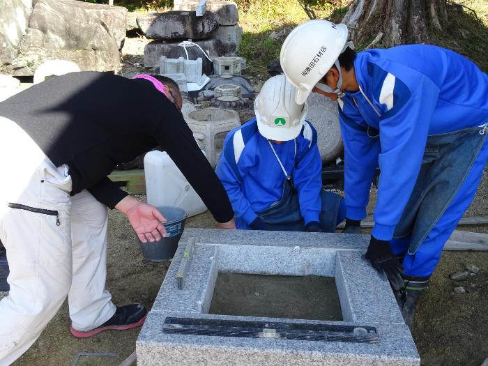 石材関係の仕事をする生徒