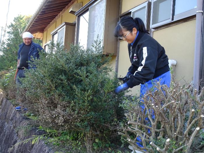 造園業で仕事をする生徒