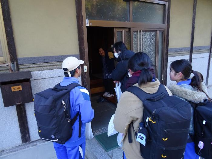 鳩吹地区でお節を配付する生徒たち