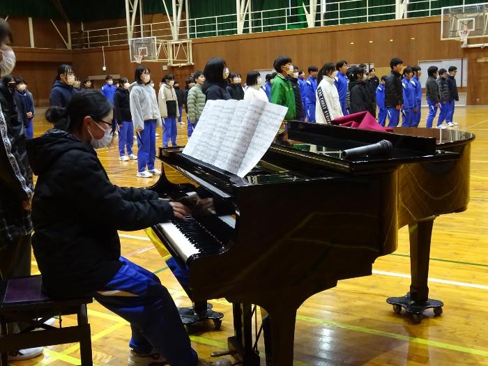 集会の最後に全校合唱をする生徒たち