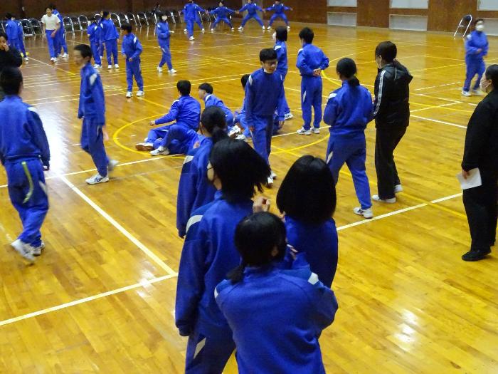 2年生が企画したレクを楽しむ全校生徒