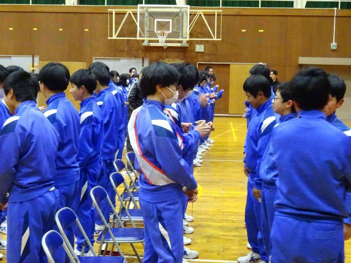 お手製のお守りを3年生に贈呈する1･2年生