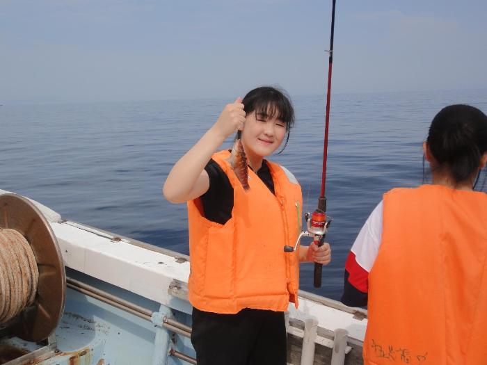 クルージングで魚を釣り上げる2年生