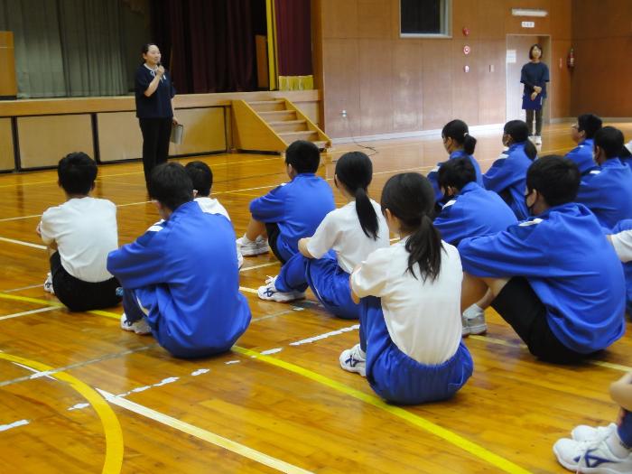 Ⅱ期の生活のポイントについて話をする担当教諭
