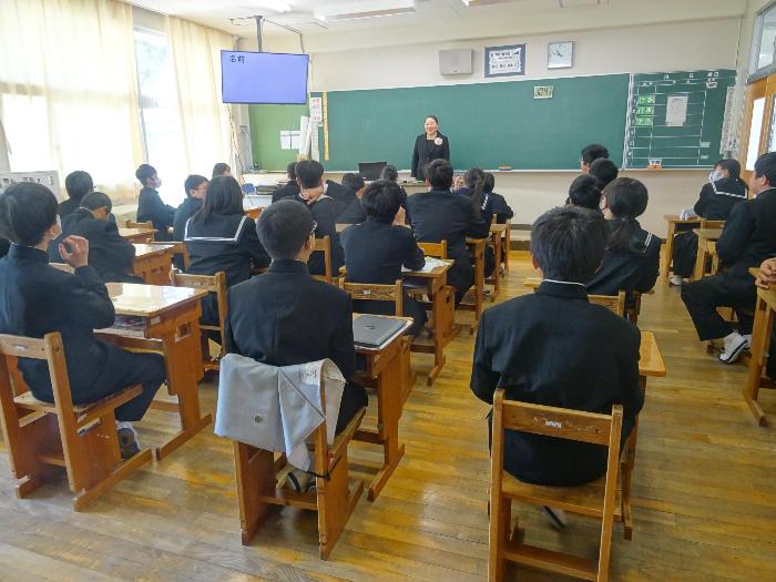 新2年生の前で担任第一声を行う教師