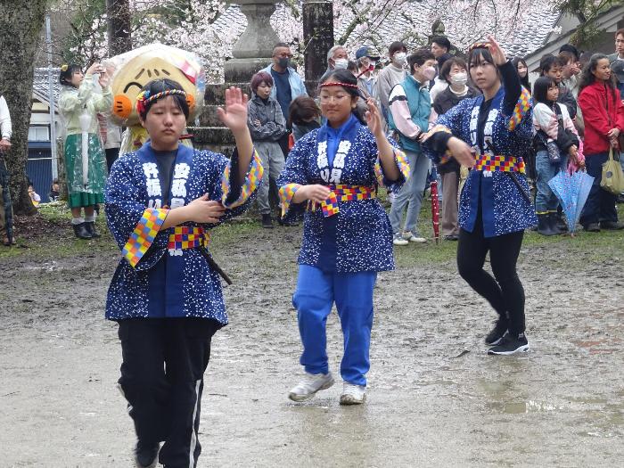 広場で手踊りを披露する中学生と卒業生