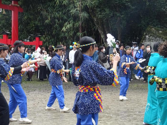 広場で手踊りを披露する中学生