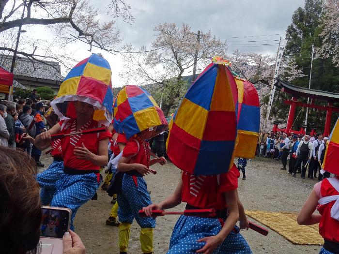広場で踊る本隊で参加した中学生