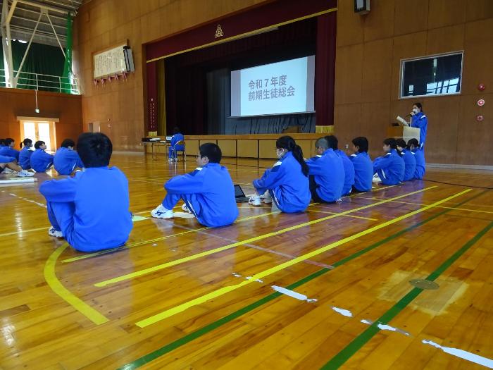 前期生徒総会で発表する生徒会役員の生徒たち