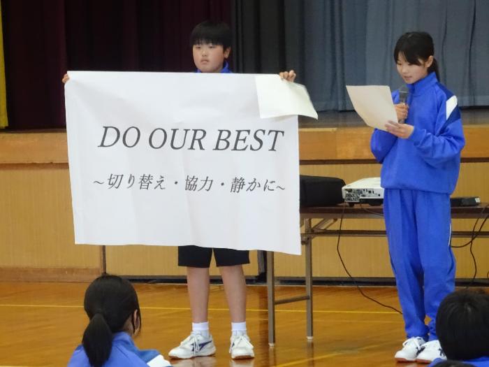 総会の中で学級目標を発表する1年生代表生徒