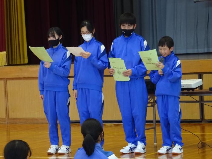 総会の中で学級目標を発表するきずな学級代表生徒