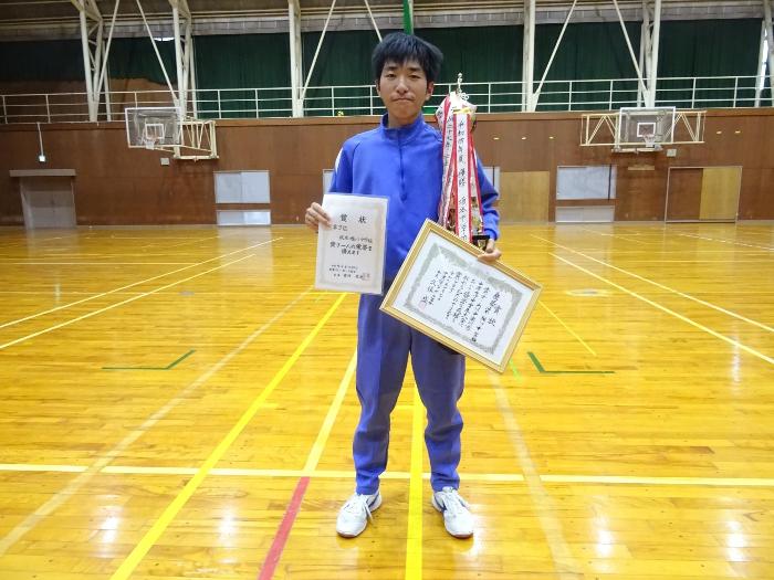全校帰りの会で表彰されるバレーボール部員