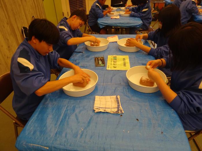 若狭三方縄文博物館で勾玉づくりをする2年生