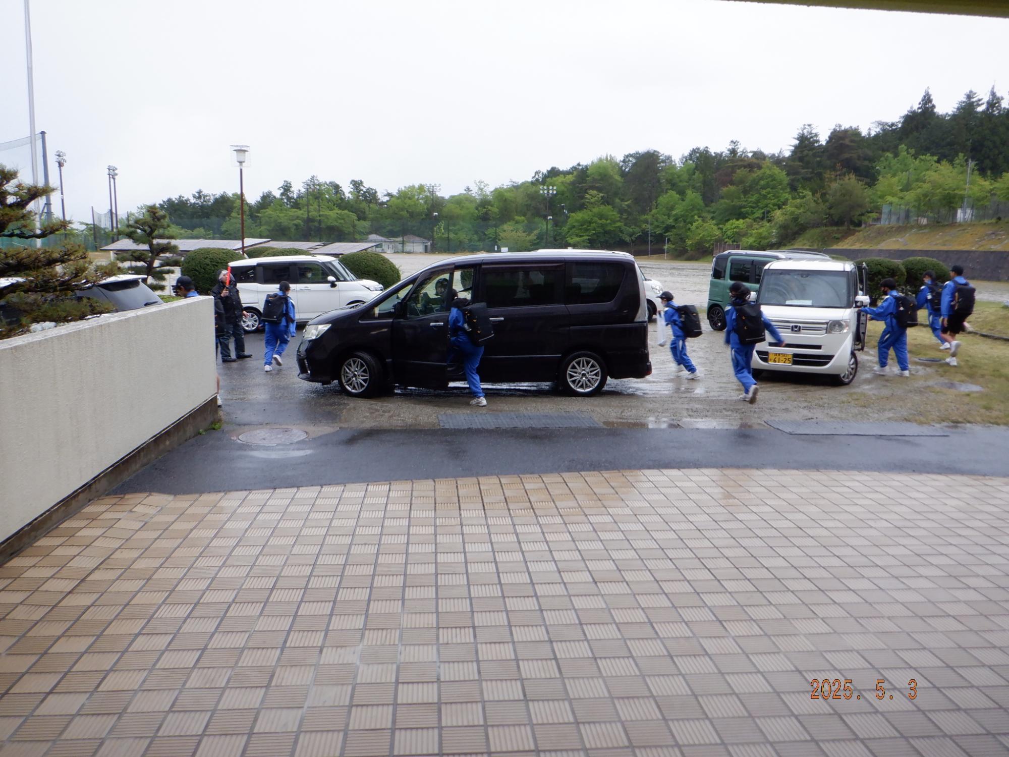 生徒玄関前で車が停車したのを確認してから迅速に乗り込む中学生