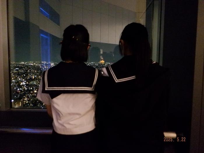 東京都庁の展望台から夜景を見る3年生