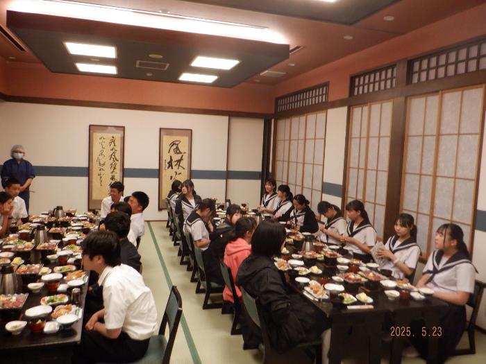 民宿での夕食を楽しむ3年生