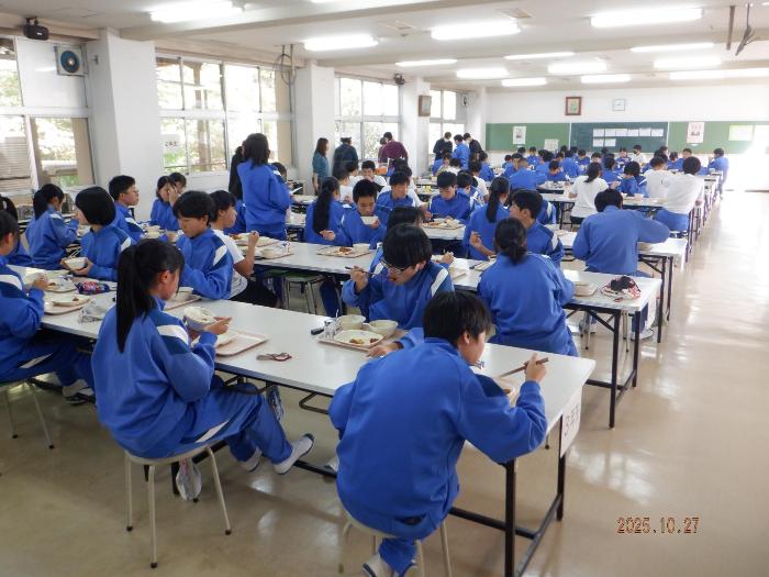 全校対面でランチルームで給食を食べる生徒たち