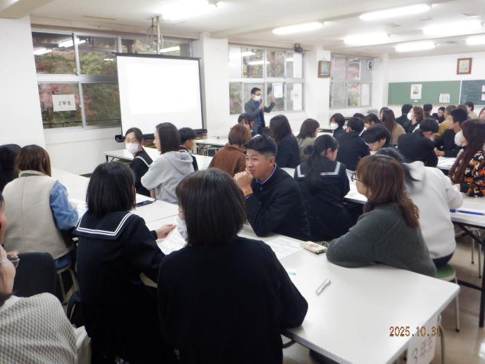 ランチルームで進路担当の話を聞く生徒と保護者